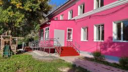 Доступ в здание обеспечен широкими дверными проемами. Крыльцо оборудовано пандусом.